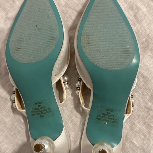 Betsey Johnson white & pearl heels size 5 US - Picture 11 of 11